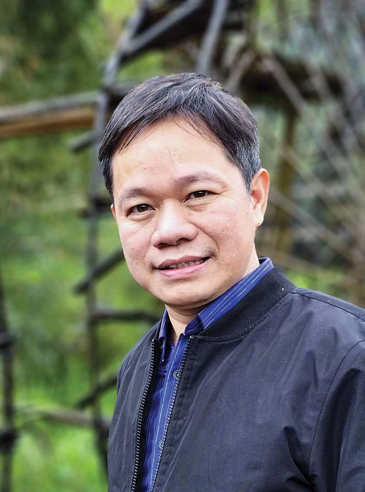 Dich gia Nguyen Duy Binh - Dịch giả Nguyễn Duy Bình: “Không nên phá hủy truyền thống của tha nhân”