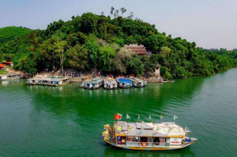 Đoàn rước di chuyển bằng thuyền rồng trên sông Hương để đến điện Huệ Nam.