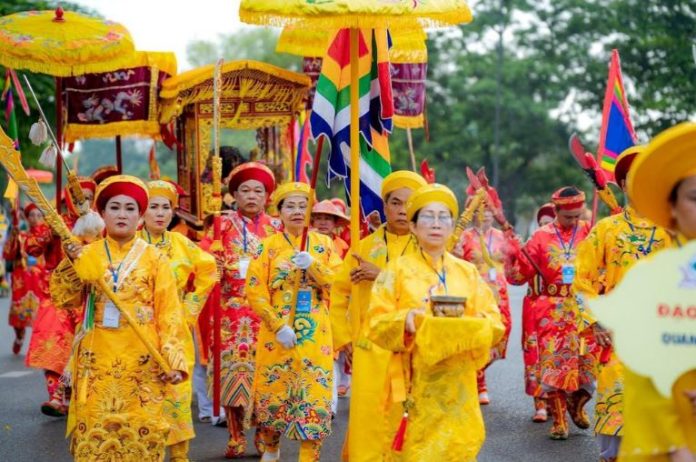 Độc đáo lễ hội điện Huệ Nam