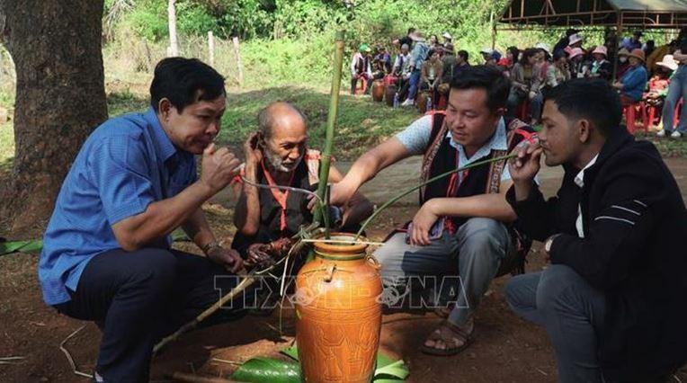 Tái hiện nghi lễ cầu mưa của đồng bào Bahnar ở làng Hnap, xã K'Dang, huyện Đăk Đoa, tỉnh Gia Lai.