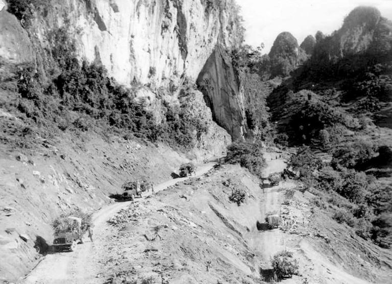 Đoàn xe vận tải vượt đèo Lũng Lô phục vụ chiến dịch Điện Biên Phủ.