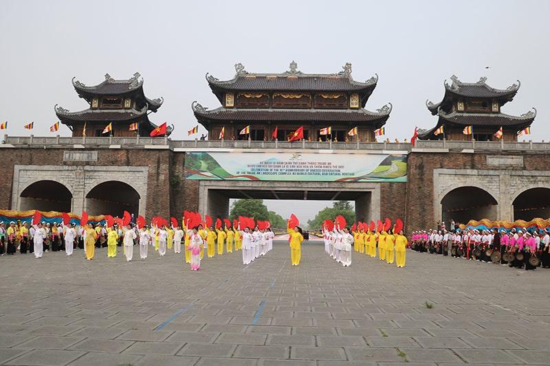 Màn trình diễn chào mừng Lễ hội Tràng An tại cổng Tam Quan, TP. Ninh Bình.