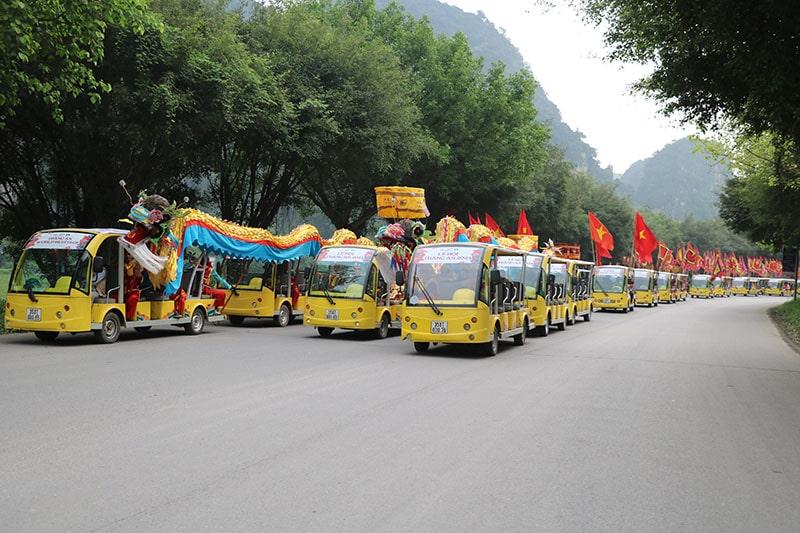 Ban tổ chức đã huy động 150 chiếc xe điện để phục vụ cho đoàn rước từ cổng Tam Quan, TP Ninh Bình đến Bến thuyền Tràng An.