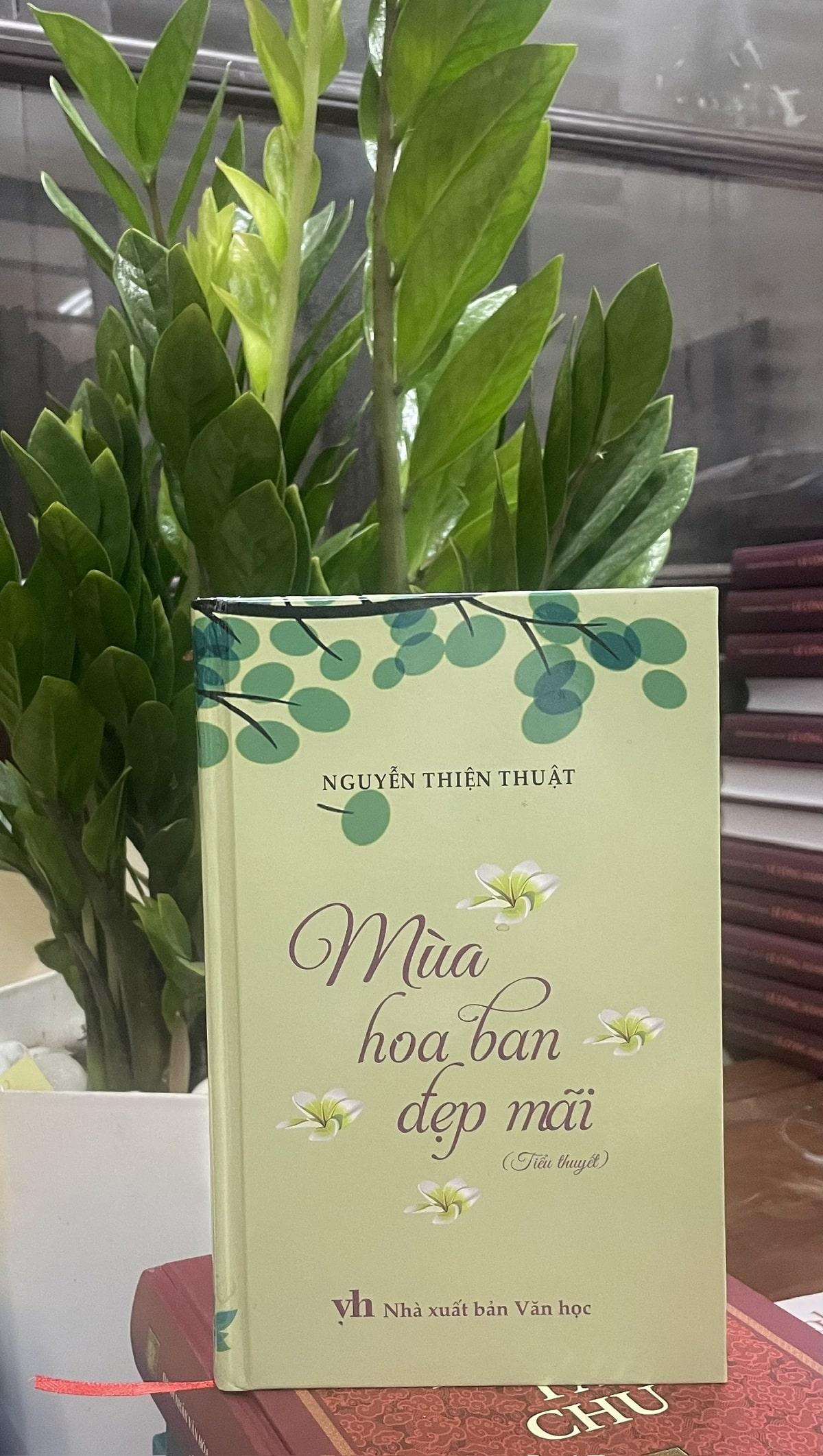 tiểu thuyết Mùa hoa ban đẹp mãi của tác giả Nguyễn Thiện Thuật