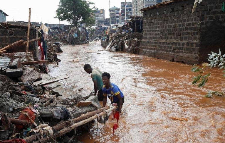 Mua lu pha huy nha cua cua nguoi dan ben trong khu pho Mathare o Nairobi Kenya min - Lũ lụt nghiêm trọng trên khắp Đông Phi, Kenya triển khai quân đội ứng cứu