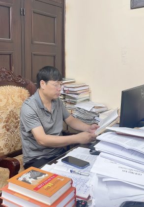 Nhà văn Phùng Văn Khai tại phòng làm việc