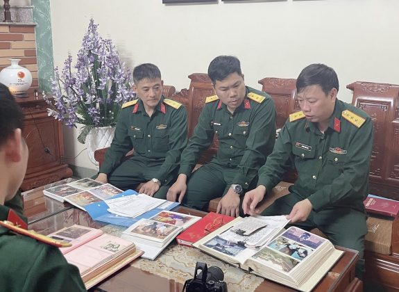 Nhà văn Phùng Văn Khai tiếp nhận tư liệu làm sách Điện Biên