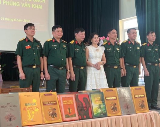 Nhà văn Phùng Văn Khai trong chuyển công tác về đơn vị cũ 2023.