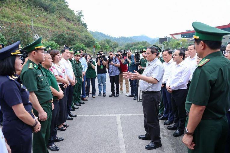 Thủ tướng thăm và nói chuyện với các cán bộ, nhân viên cửa khẩu Hữu Nghị, tỉnh Lạng Sơn.