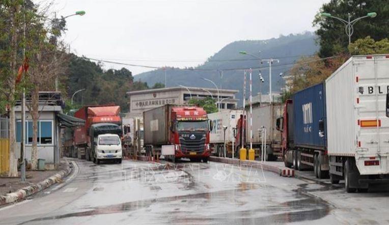Phương tiện chở hàng hóa xuất nhập khẩu qua cửa khẩu quốc tế Hữu Nghị, tỉnh Lạng Sơn.