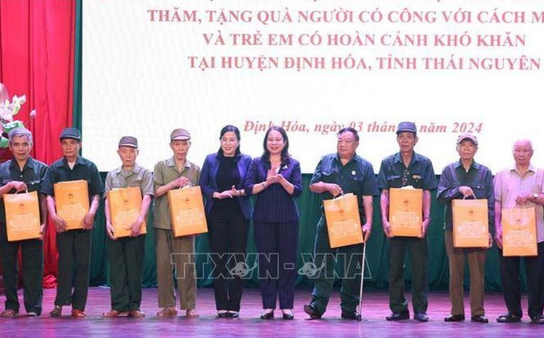 Quyen Chu tich nuoc tham 2 min - Quyền Chủ tịch nước thăm, tặng quà người có công và trẻ em tại Thái Nguyên