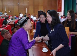 Quyền Chủ tịch nước thăm, tặng quà người có công và trẻ em tại Thái Nguyên Quyền Chủ tịch nước thăm, tặng quà người có công và trẻ em tại Thái Nguyên