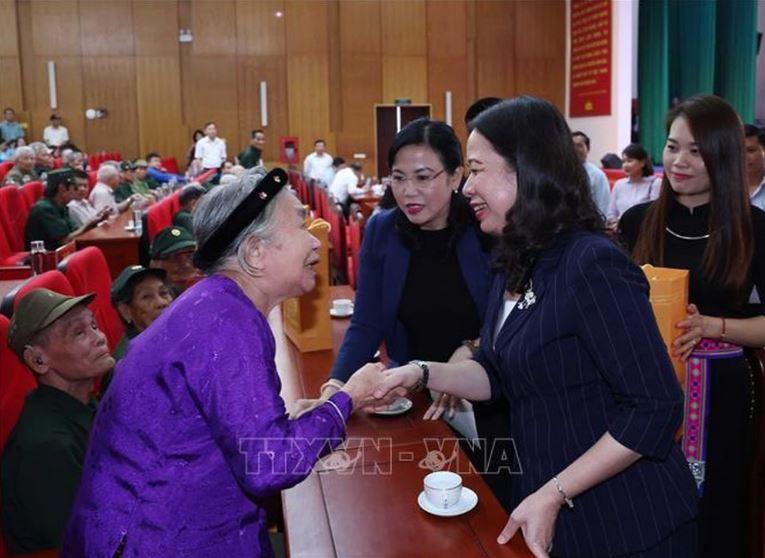 Quyen Chu tich nuoc tham min - Quyền Chủ tịch nước thăm, tặng quà người có công và trẻ em tại Thái Nguyên