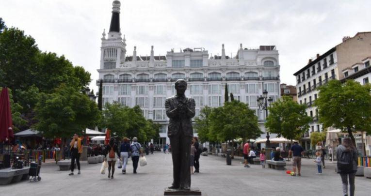 Federico García Lorca được đặt tượng tại quảng trường Santa Ana ở thủ đô Madrid của Tây Ban Nha.