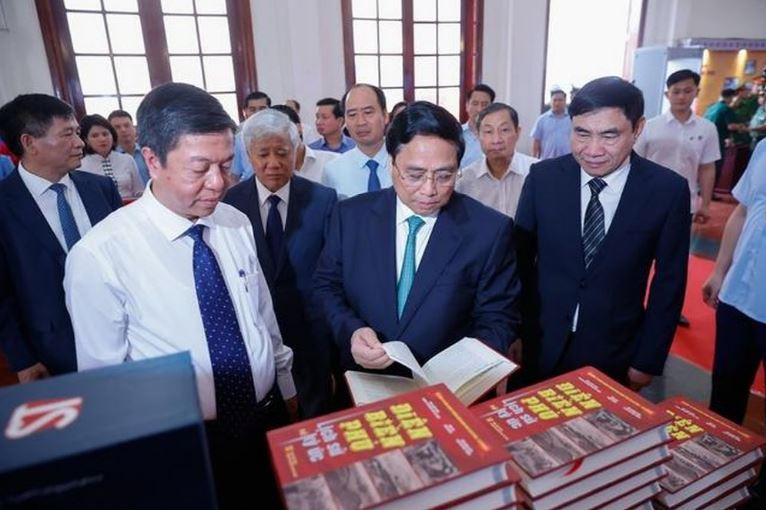 Thủ tướng nghe giới thiệu ra mắt cuốn sách viết về Đại tướng Võ Nguyên Giáp và Chiến dịch Điện Biên Phủ được dịch ra nhiều thứ tiếng 