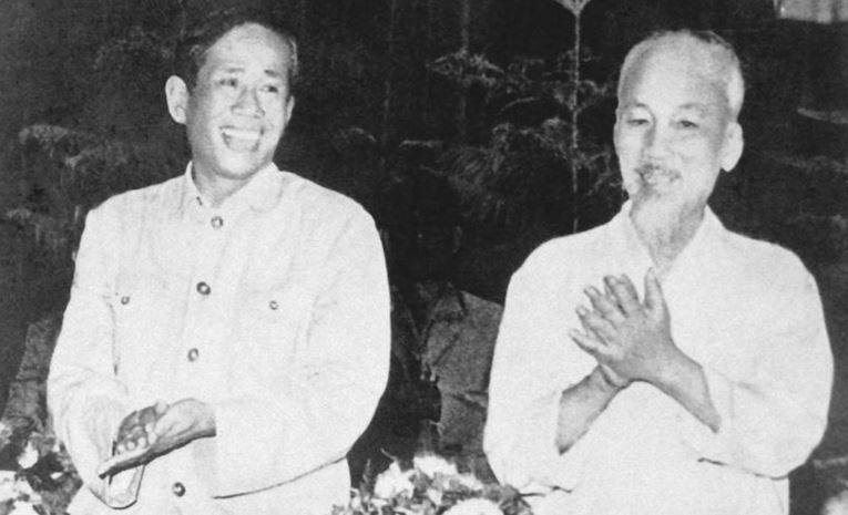 Đồng chí Lê Duẩn và Chủ tịch Hồ Chí Minh. 