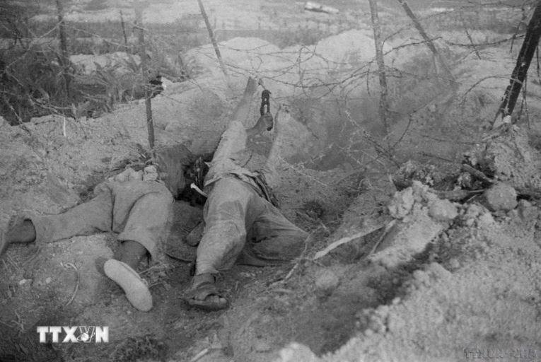 Trung doan 36 h2 min - Ngày 17/4/1954: Ba mũi chiến hào của Trung đoàn 36 vây bọc kín cứ điểm 206