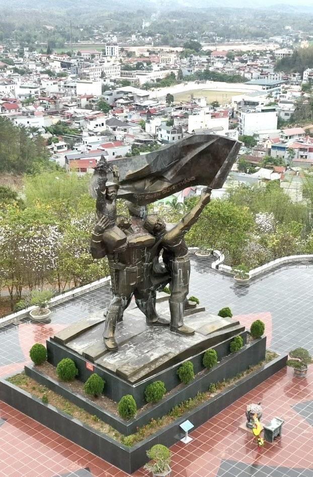 Tượng đài Chiến Thắng Điện Biên Phủ