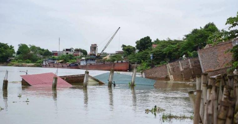 bi sat xuong song Cau 2 min - Đang xác định nguyên nhân nhiều nhà dân ở Bắc Ninh bị sạt xuống sông Cầu