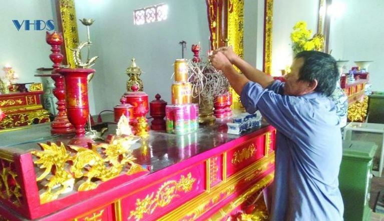 Người dân địa phương về đền thờ Bảng nhãn Trịnh Thiết Trường dâng hương bày tỏ niềm kính ngưỡng với tiền nhân.