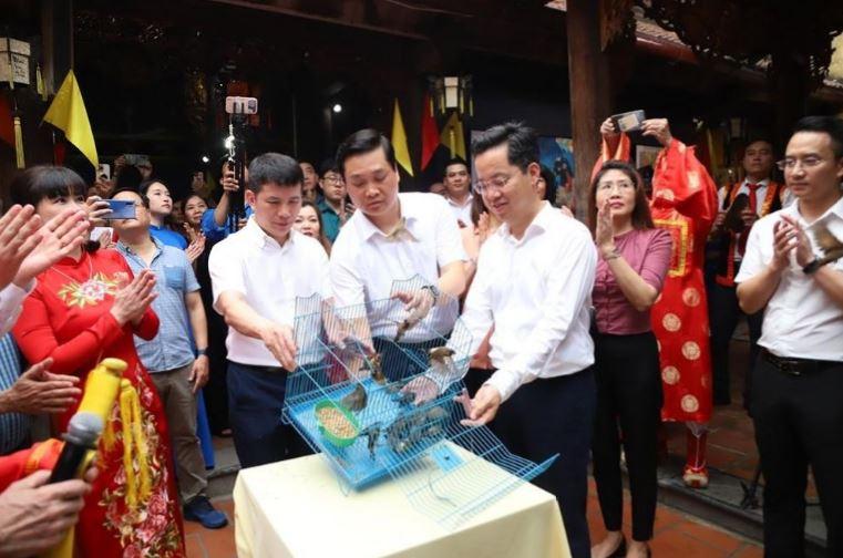 Lãnh đạo quận Hoàn Kiếm thả chim phóng sinh tại lễ dâng hương kỷ niệm 980 năm ngày sinh Hoàng Thái hậu - Nguyên Phi Ỷ Lan.