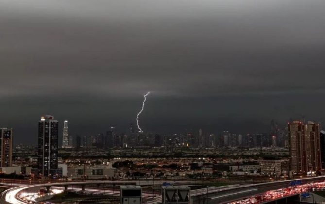 lu lut lich su 4 min 669x420 - Dubai, Ả Rập chìm trong trận bão lớn và lũ lụt lịch sử, nguyên do vì sao?