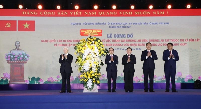  Đồng chí Nguyễn Minh Triết tặng lẵng hoa chúc mừng Thành phố Bến Cát