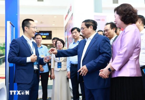 Thủ tướng Phạm Minh Ch&iacute;nh tham quan trưng b&agrave;y về ứng dụng chuyển đổi số trong lĩnh vực ng&acirc;n h&agrave;ng.