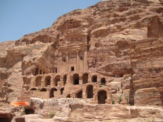 Th&agrave;nh cổ đ&atilde; được UNESCO c&ocirc;ng nhận l&agrave; Di sản Thế giới. Phần lớn sự hấp dẫn của Petra đến từ khung cảnh ngoạn mục nằm s&acirc;u b&ecirc;n trong hẻm n&uacute;i đ&aacute;.