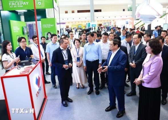 Thủ tướng Phạm Minh Ch&iacute;nh tham quan trưng b&agrave;y về ứng dụng chuyển đổi số trong lĩnh vực ng&acirc;n h&agrave;ng.