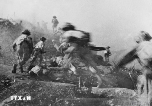 Bộ đội ta tấn c&ocirc;ng c&aacute;c vị tr&iacute; xung yếu của địch tr&ecirc;n đồi A1, ng&agrave;y 6/5/1954.
