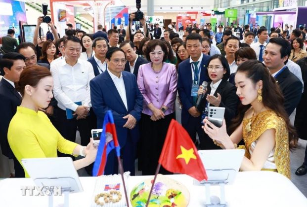 Thủ tướng Phạm Minh Ch&iacute;nh tham quan trưng b&agrave;y về ứng dụng chuyển đổi số trong lĩnh vực ng&acirc;n h&agrave;ng.