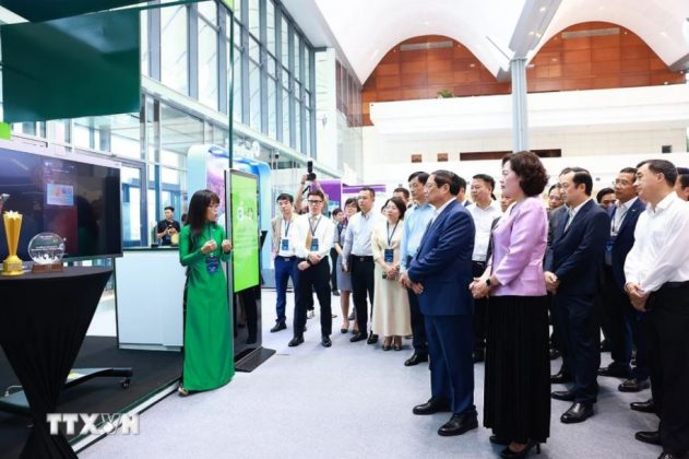 Thủ tướng Phạm Minh Ch&iacute;nh tham quan trưng b&agrave;y về ứng dụng chuyển đổi số trong lĩnh vực ng&acirc;n h&agrave;ng.