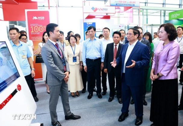 Thủ tướng Phạm Minh Ch&iacute;nh tham quan trưng b&agrave;y về ứng dụng chuyển đổi số trong lĩnh vực ng&acirc;n h&agrave;ng.