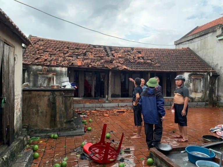 71 can nha bi hu hong sau tran giong loc bat ngo min - Quảng Ninh: 71 căn nhà bị hư hỏng sau trận giông lốc bất ngờ