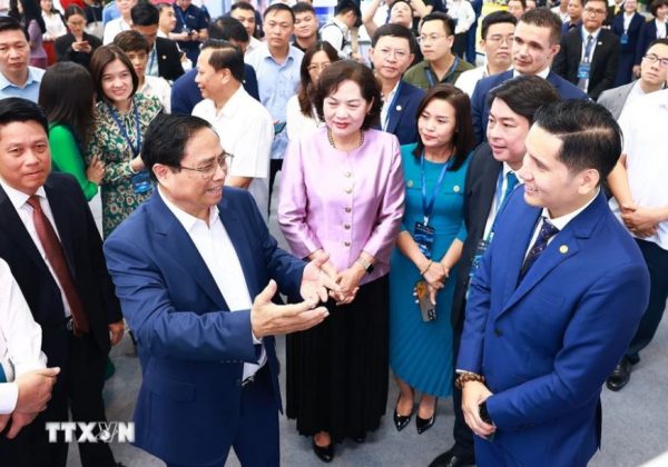 8 min 2 600x420 - Thủ tướng Phạm Minh Chính dự Diễn đàn chuyển đổi số ngành ngân hàng năm 2024