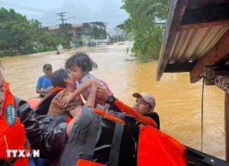 Philippines: Bão Ewiniar gây lũ lụt và lở đất, ảnh hưởng đến hơn 2.700 người