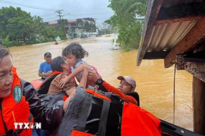 Philippines: Bão Ewiniar gây lũ lụt và lở đất, ảnh hưởng đến hơn 2.700 người