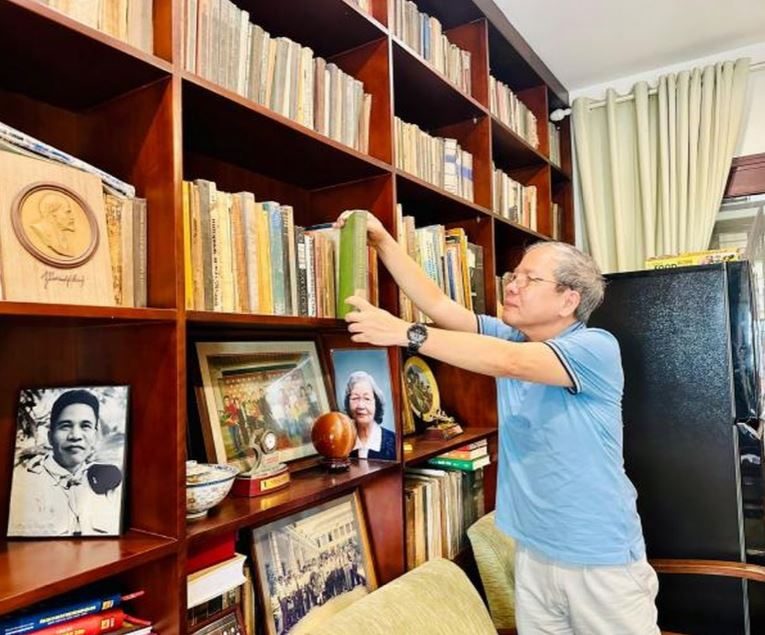 Thiếu tướng Tạ Quang Chính giữ gìn rất nhiều sách và kỉ vật của người cha.