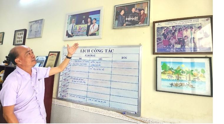 Thầy Vinh tự hào giới thiệu Làng Hy Vọng Đà Nẵng đã 3 lần được Chủ tịch nước, Quyền Chủ tịch nước đến thăm và nhận những món quà do chính tay các em nhỏ khuyết tật của Làng vẽ, thêu tặng.