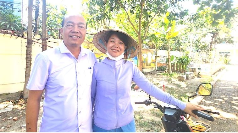 Thầy Vinh và em Hồ Thị Hiền, trước là trẻ mồ côi được Làng nhận nuôi, nay trưởng thành và quay lại làm bảo mẫu của Làng để tiếp tục chăm sóc, nuôi dạy các cháu nhỏ.