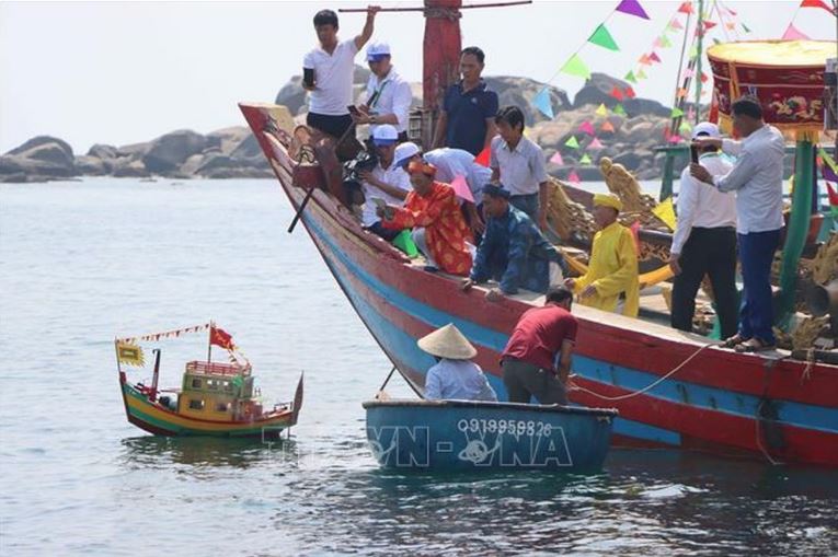 Le hoi cau ngu Nhuong Ban 2 min - Lễ hội cầu ngư Nhượng Bạn thu hút khách du lịch