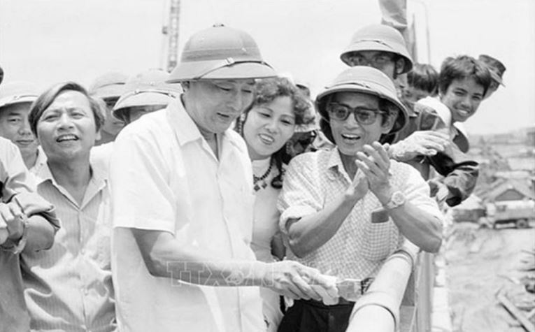 Trung tướng Đồng Sỹ Nguyên kiểm tra việc xây dựng cầu Chương Dương năm 1985.
