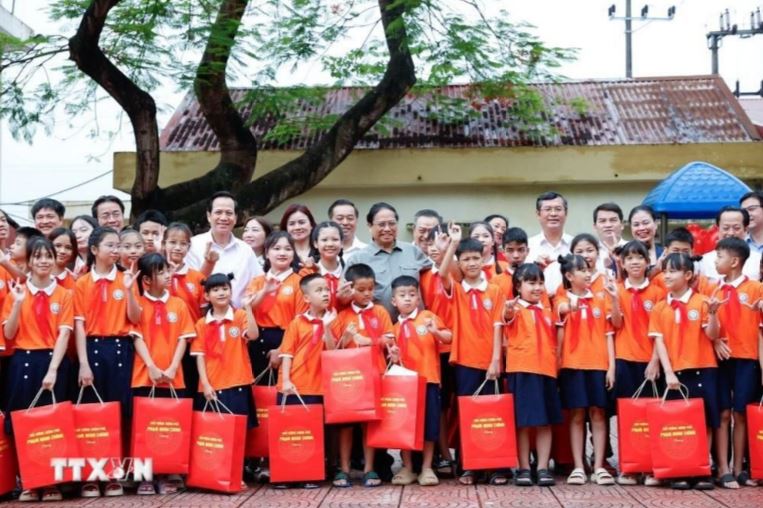 Tre em la hanh phuc cua moi gia dinh 2 min - Thủ tướng: Trẻ em là hạnh phúc của mỗi gia đình, là tương lai của đất nước