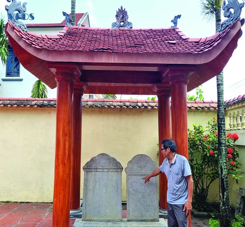 Ông Nguyễn Bá Hòe giới thiệu về 2 tấm bia quý của dòng họ.