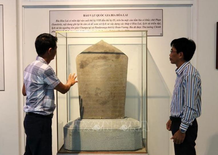 Cán bộ Bảo tàng tỉnh Ninh Thuận giới thiệu Bảo vật quốc gia bia Hòa Lai.