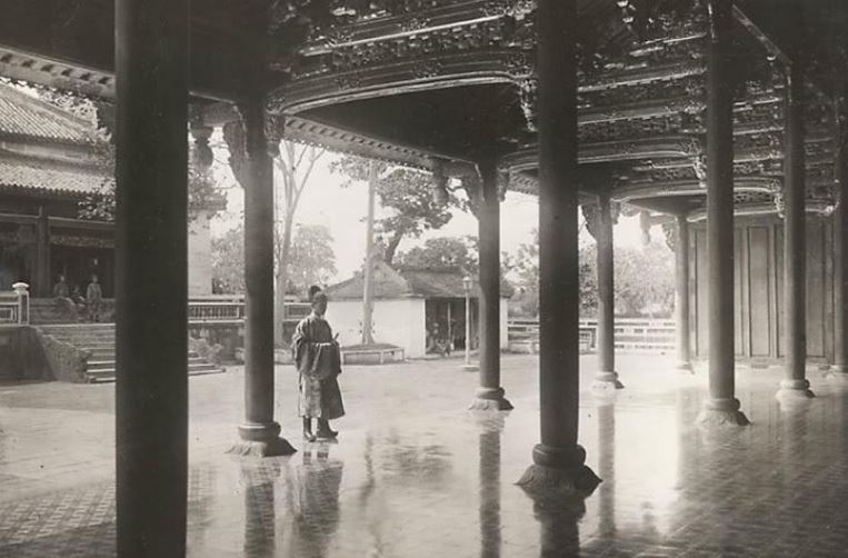 Công trình kết cấu bằng gỗ, mái lợp ngói lưu li; bộ vì kèo theo phong cách đời Minh Mạng; lối đi lát đá dẫn đến cổng 