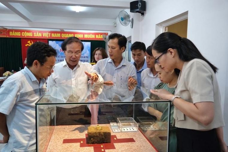 Một số hiện vật tìm thấy tại di tích An Phú được giới thiệu tại hội nghị.