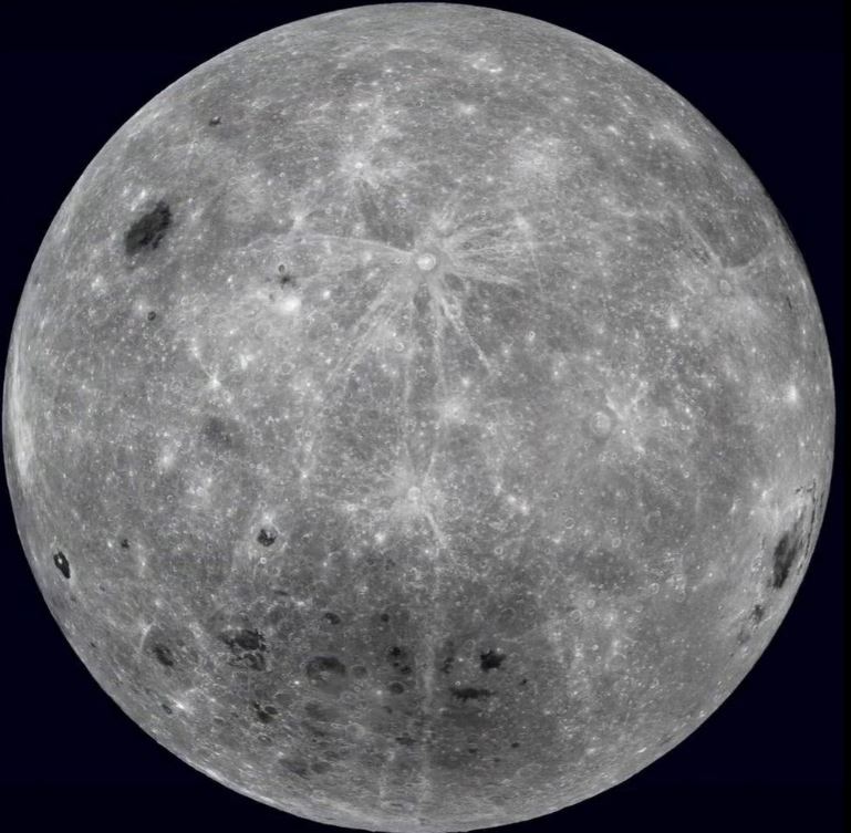 vung toi cua Mat trang 2 min - Tại sao chúng ta không bao giờ nhìn thấy vùng tối của Mặt trăng
