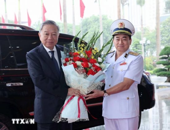 1 min 5 550x420 - Chủ tịch nước Tô Lâm thăm, làm việc tại Bộ Tư lệnh Quân chủng Hải quân